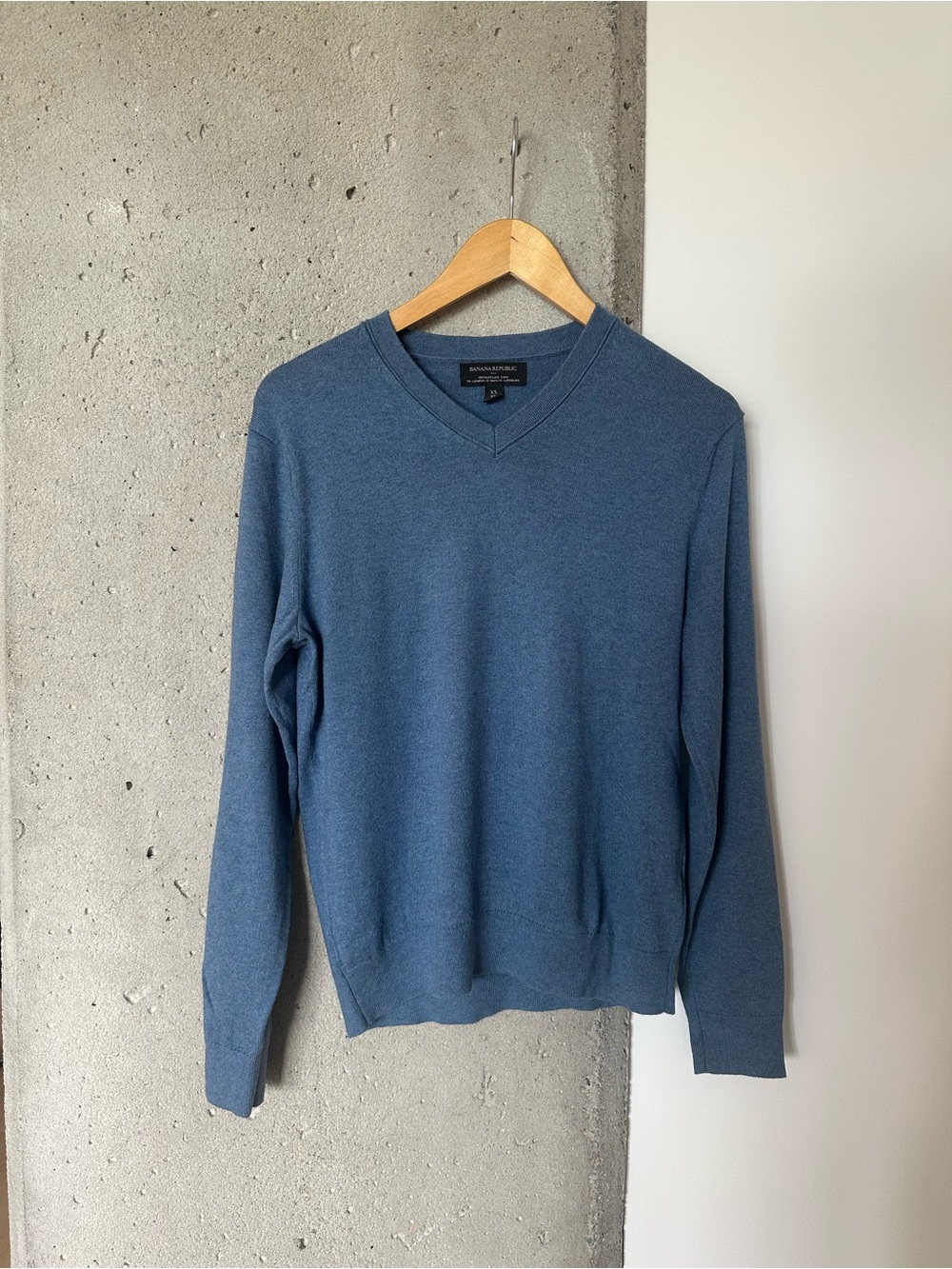 Banana Republic Factory Men’s V-Neck Sweater in Dusty Blue XS